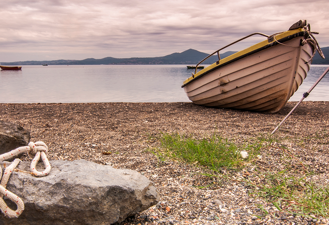 Un bâteau attaché aux abord d'un lac