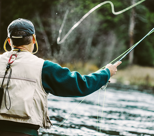 Un pêcheur lance sa ligne à l'eau